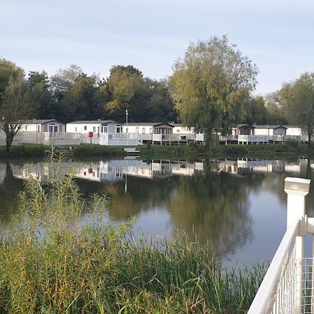 Lakeside Cotswold Holiday Home Cirencester Exterior photo