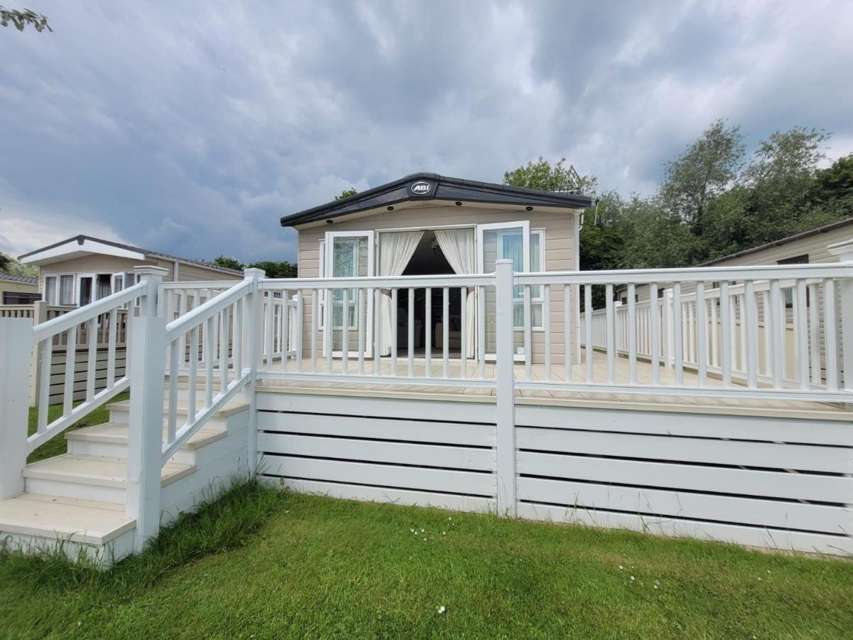 Lakeside Cotswold Holiday Home Cirencester Exterior photo