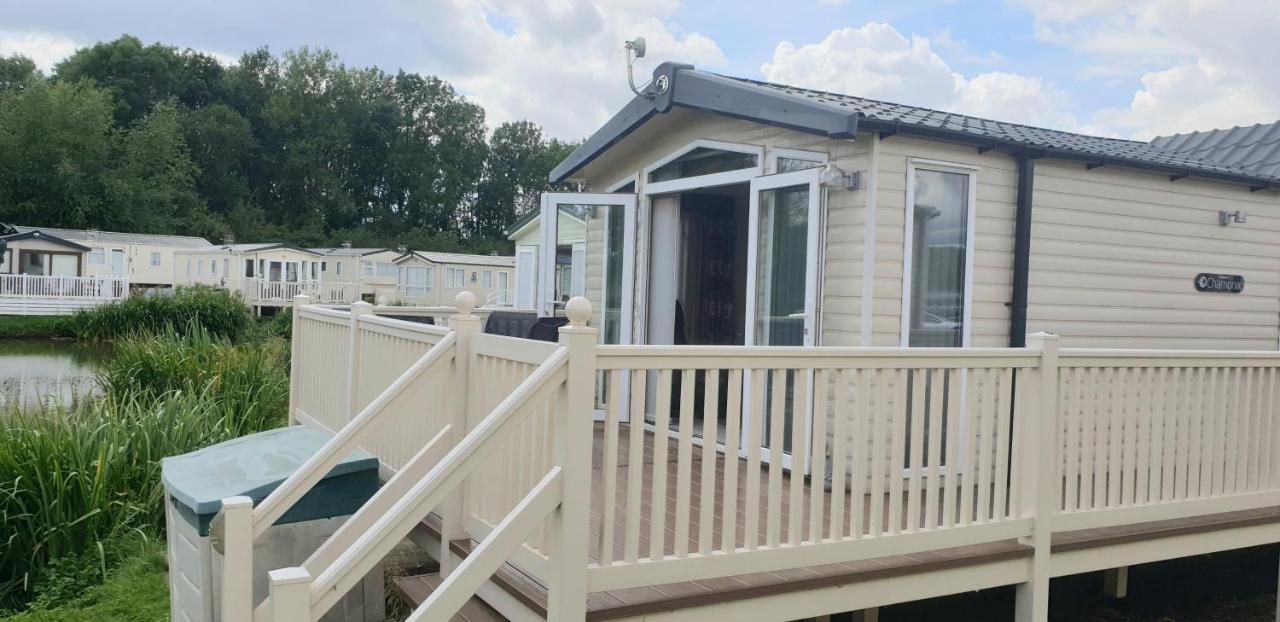 Lakeside Cotswold Holiday Home Cirencester Exterior photo