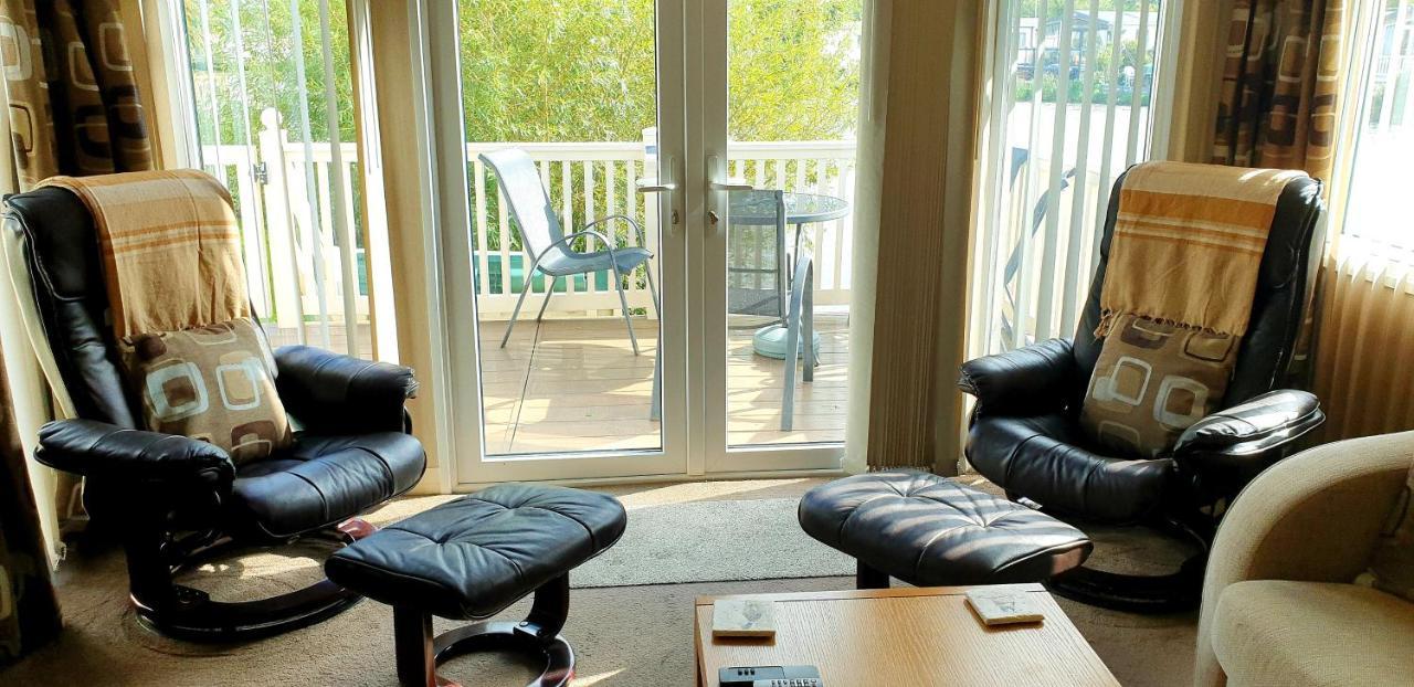 Lakeside Cotswold Holiday Home Cirencester Exterior photo