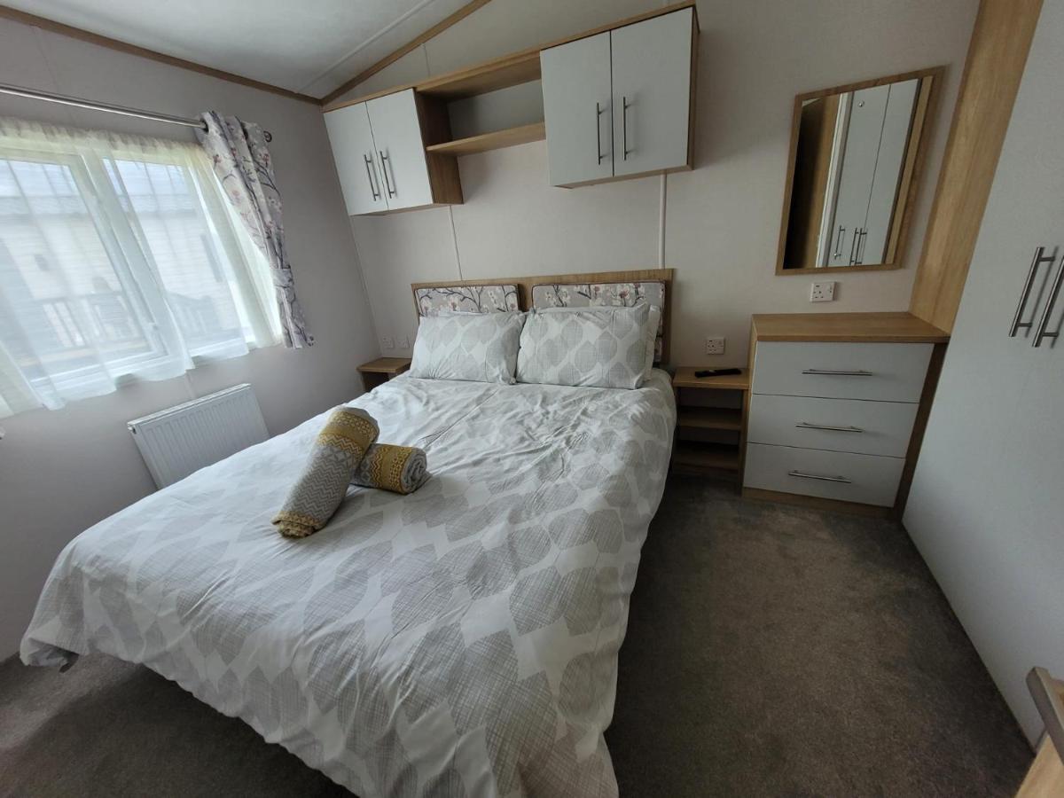 Lakeside Cotswold Holiday Home Cirencester Exterior photo