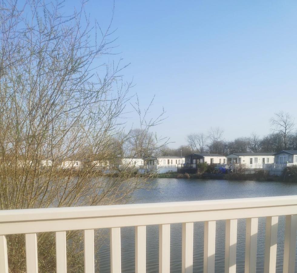 Lakeside Cotswold Holiday Home Cirencester Exterior photo