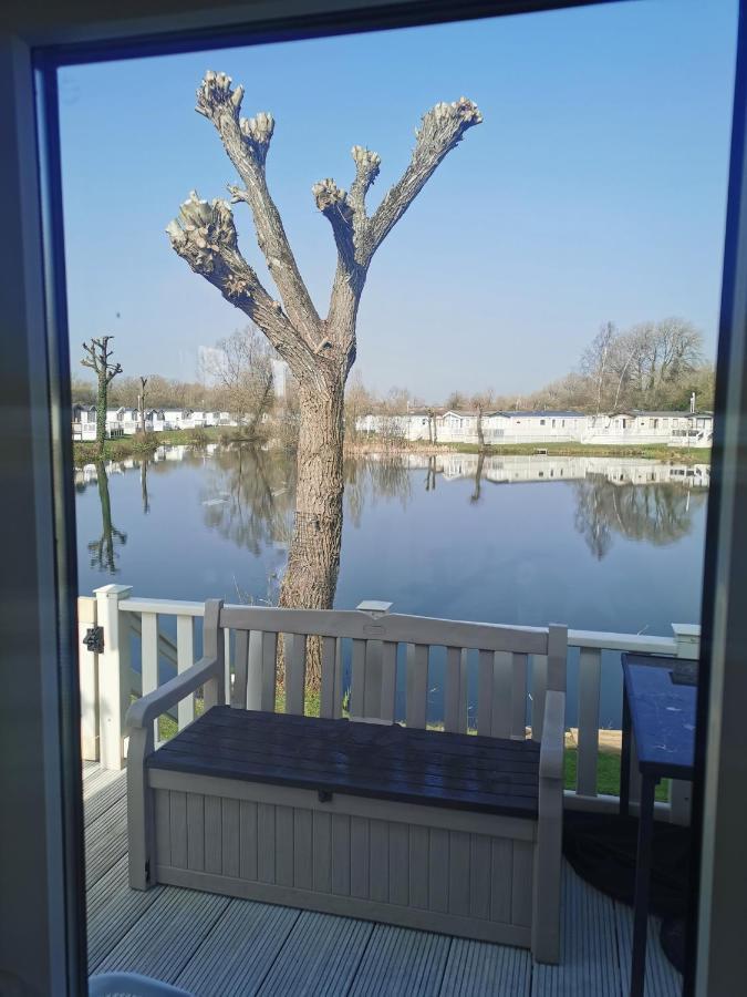 Lakeside Cotswold Holiday Home Cirencester Exterior photo