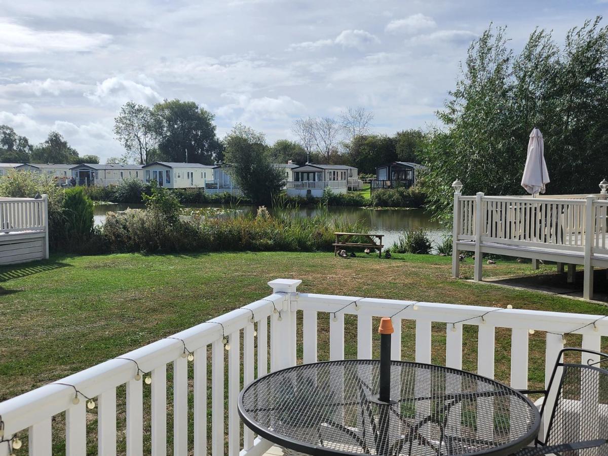 Lakeside Cotswold Holiday Home Cirencester Exterior photo