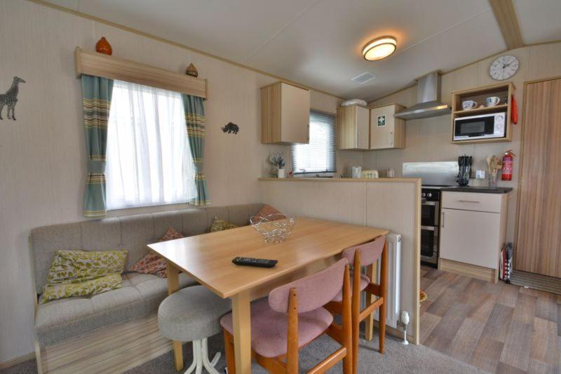 Lakeside Cotswold Holiday Home Cirencester Exterior photo