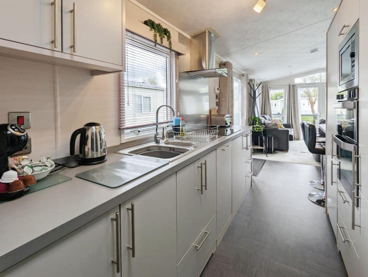 Lakeside Cotswold Holiday Home Cirencester Exterior photo